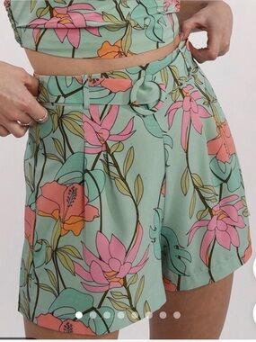 Molly Bracken Tropical Floral Shorts with Matching Belt – Women’s Size L